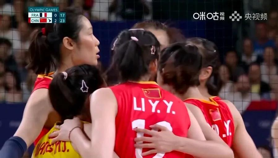 #和安踏一起为中国队加油# 巴黎奥运会女排小组赛第二轮，中国3-0法国。中国队小