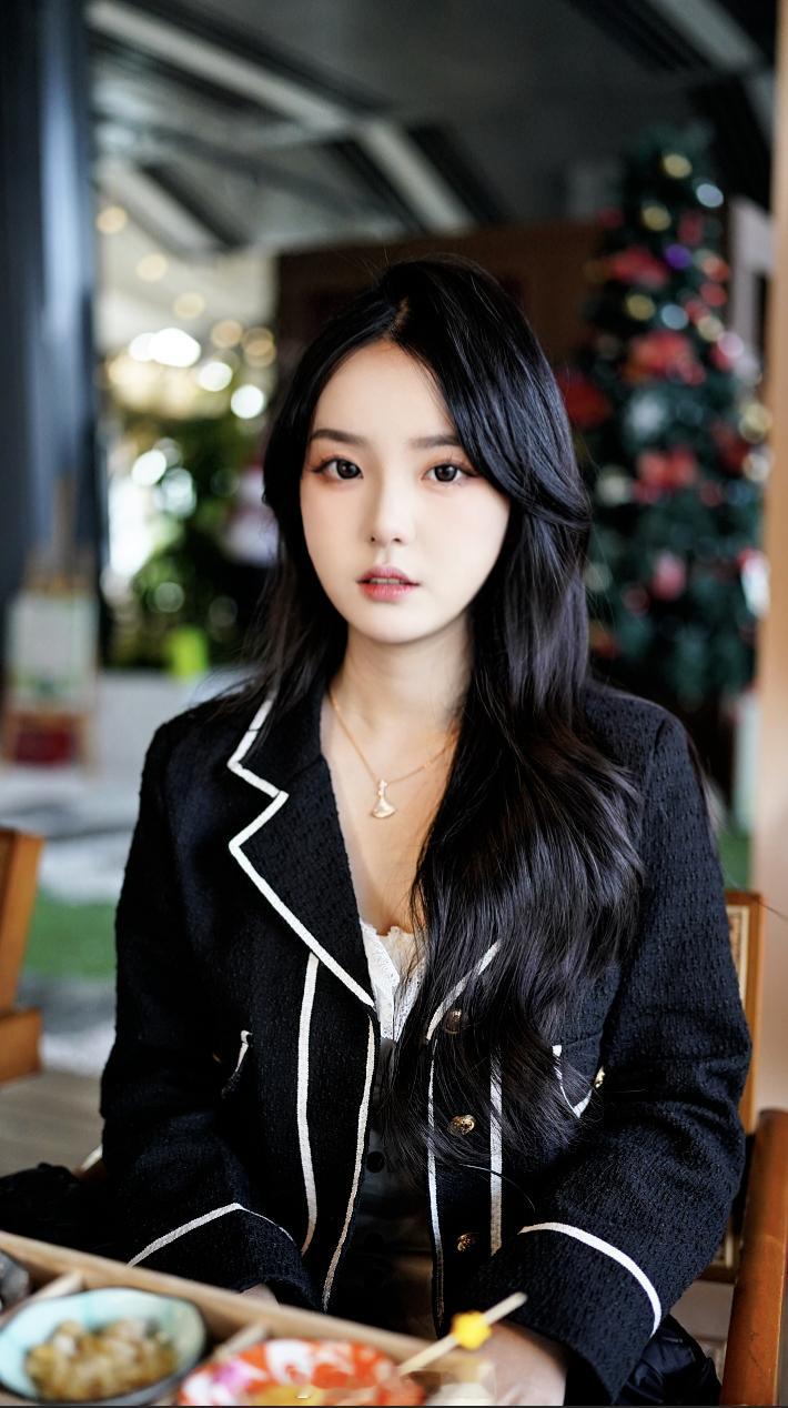 你带漂亮小孩出去玩，主要就是…吃饭，拍照，聊八卦☯ 