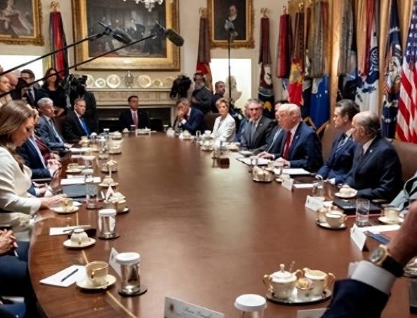 这两天的国际舆论场，真像同时开了三个“直播间”。

第一个在联合国打情绪牌，主打