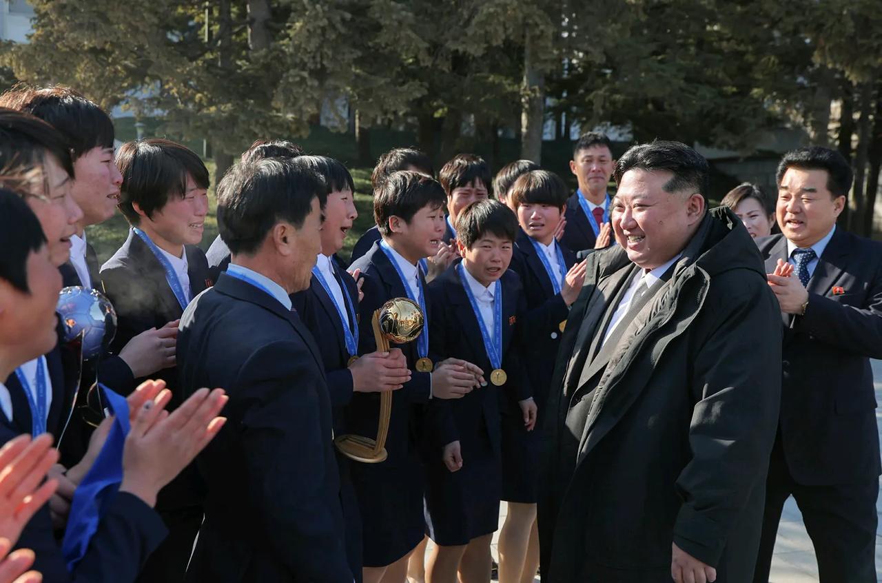 金正恩对足球⚽运动高度重视。
只听说爱骑马，没听说爱踢球？
2024年朝鲜U17
