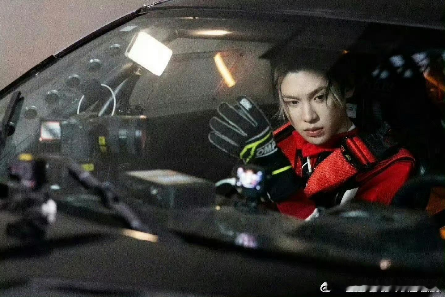 黄明昊你们黄家人燃点都这么低吗黄明昊紧张就燃，黄家人燃点都低？ ​​​