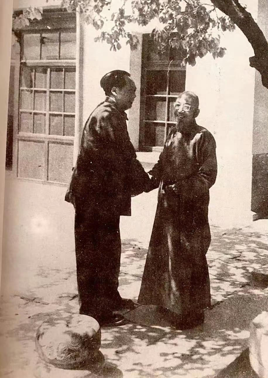 1949年5月1日，颐和园益寿堂毛主席拜访柳亚子。二人谈诗论政，之后还一同游览了