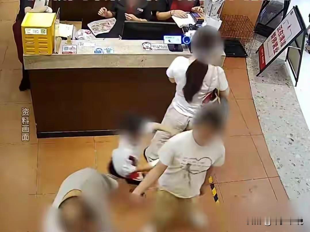 之前一直觉得“他还是孩子他懂什么？”这句话有点偏颇，但是用在四岁男童摸屁股这事上