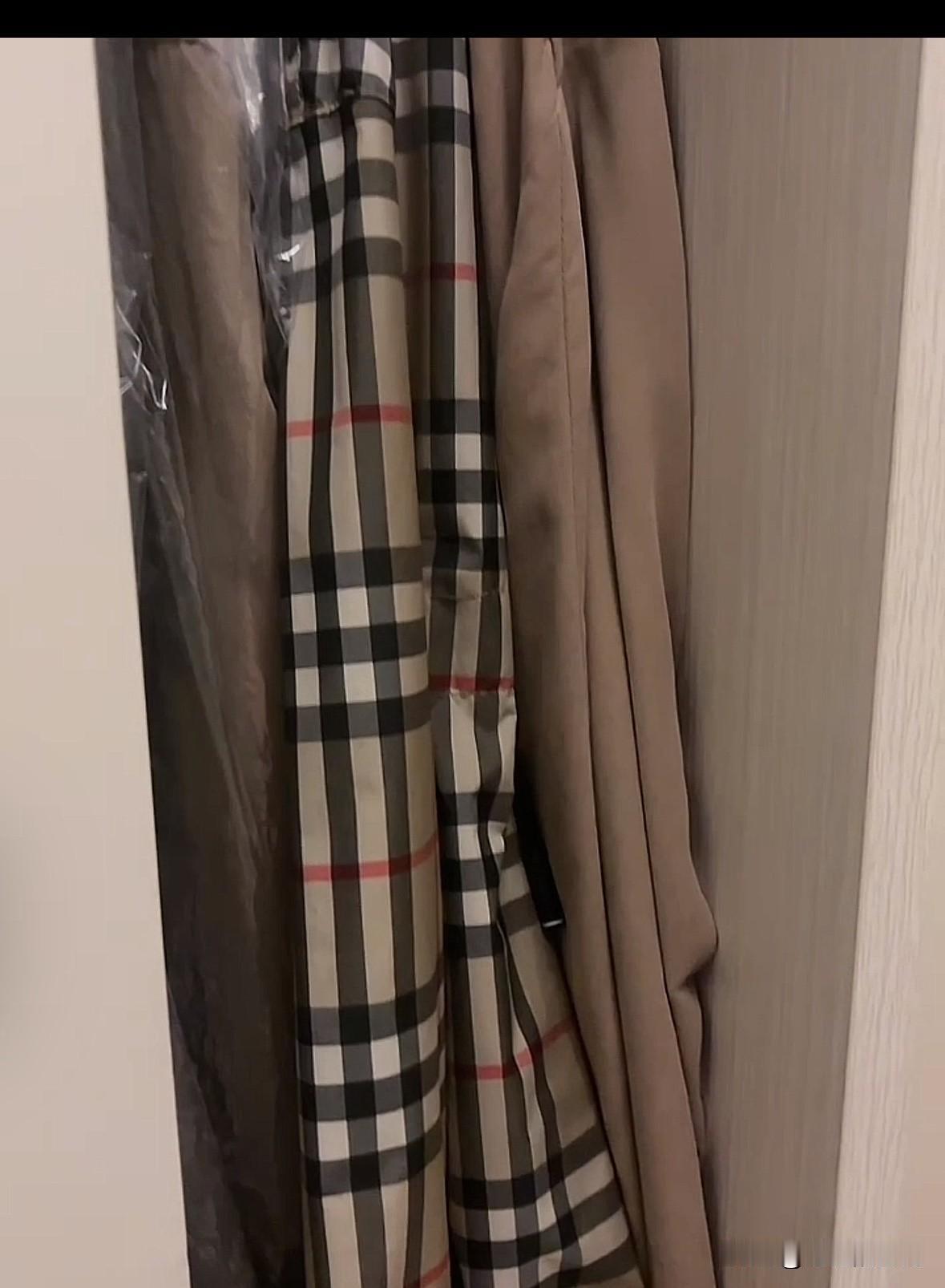 有呀，我有一件羽绒服，是我25岁的时候买的，今年整整35年了，还没仍，还能穿，而