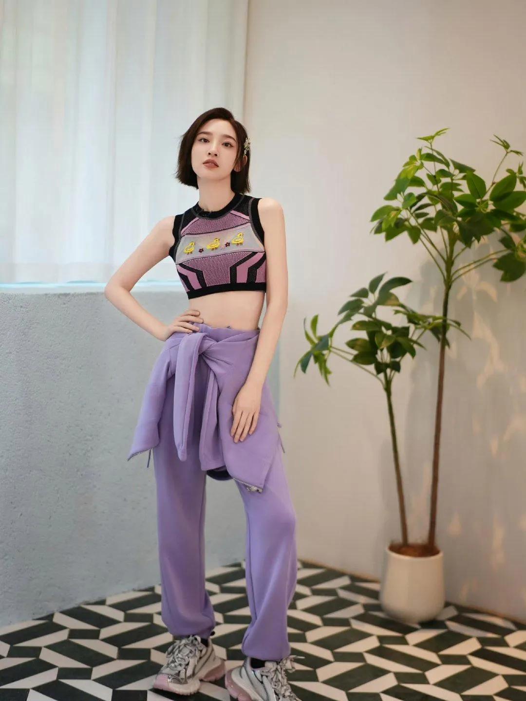 唐艺昕这套香芋紫同色系穿搭，把甜妹感和运动风平衡得刚刚好💜
 
短款针织背心自