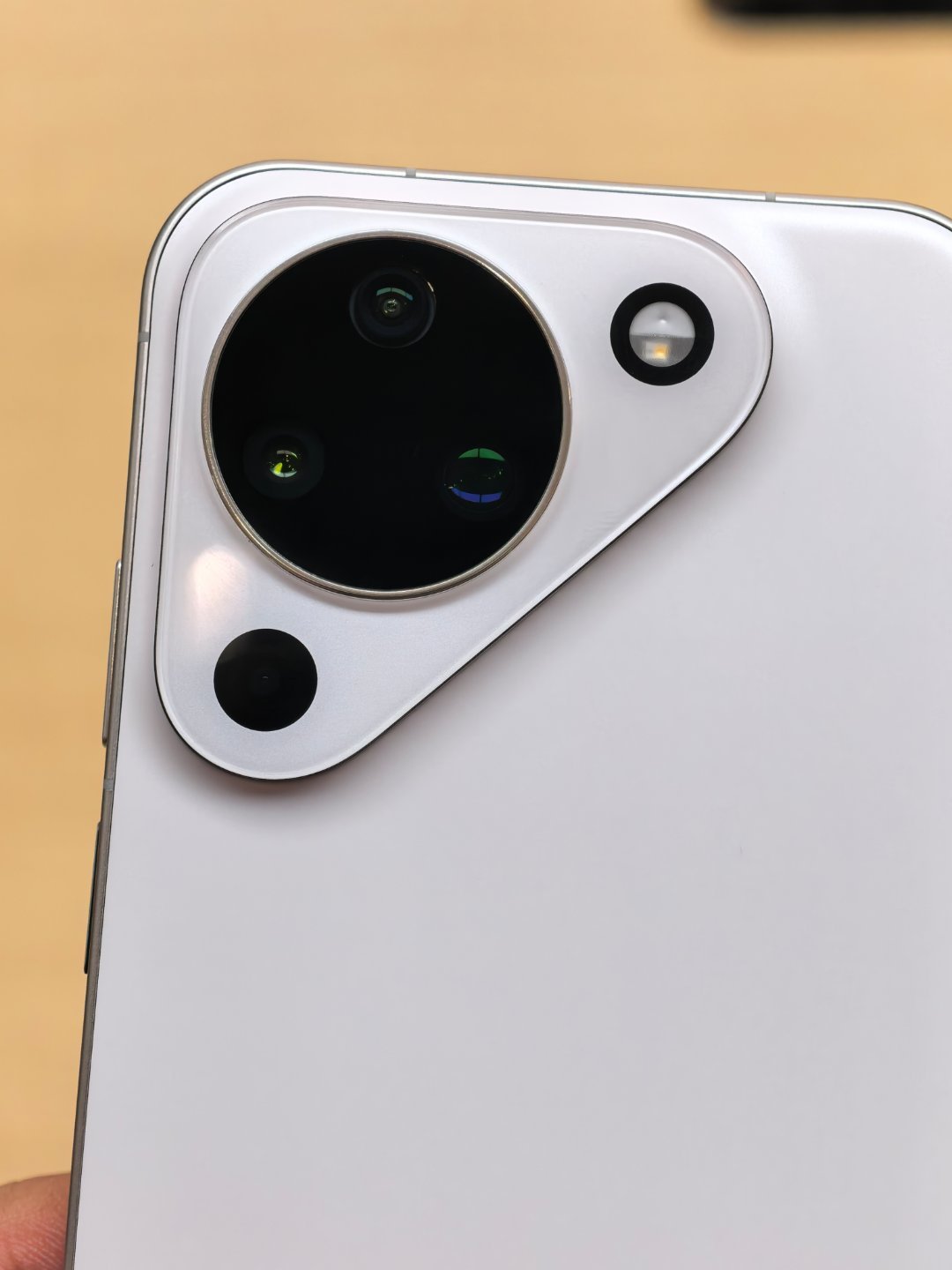 华为pura90系列全球代言人易烊千玺 虽然有人说这个 pura 90 不好看，