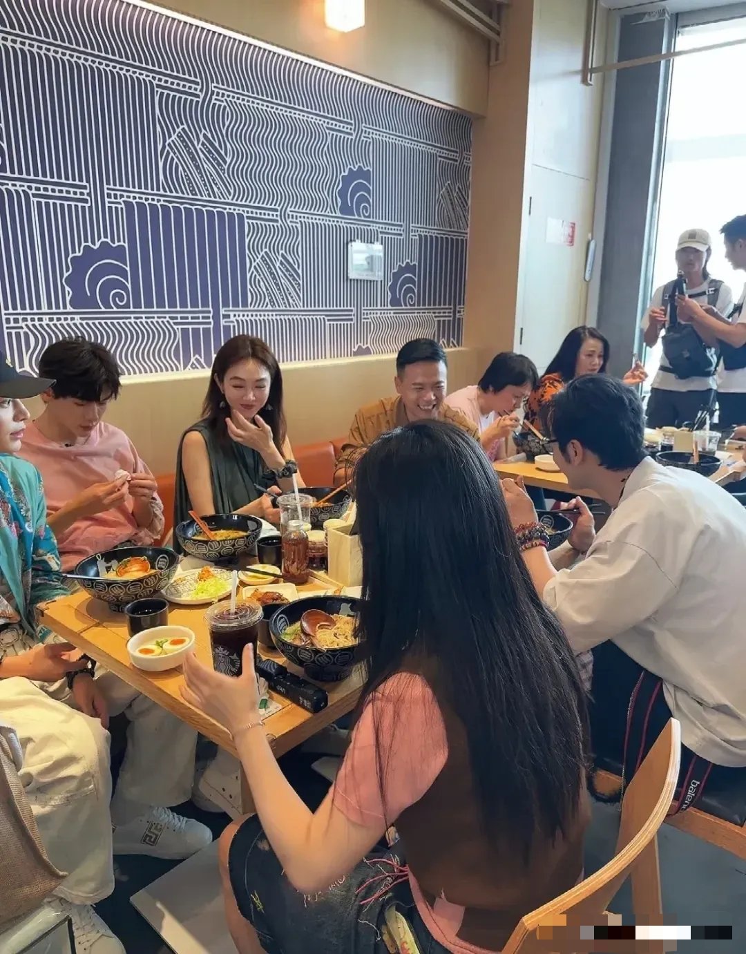《中餐厅》第九季的嘉宾们在飞往摩洛哥之前，先在大兴机场来了一碗送行面。看看这一季