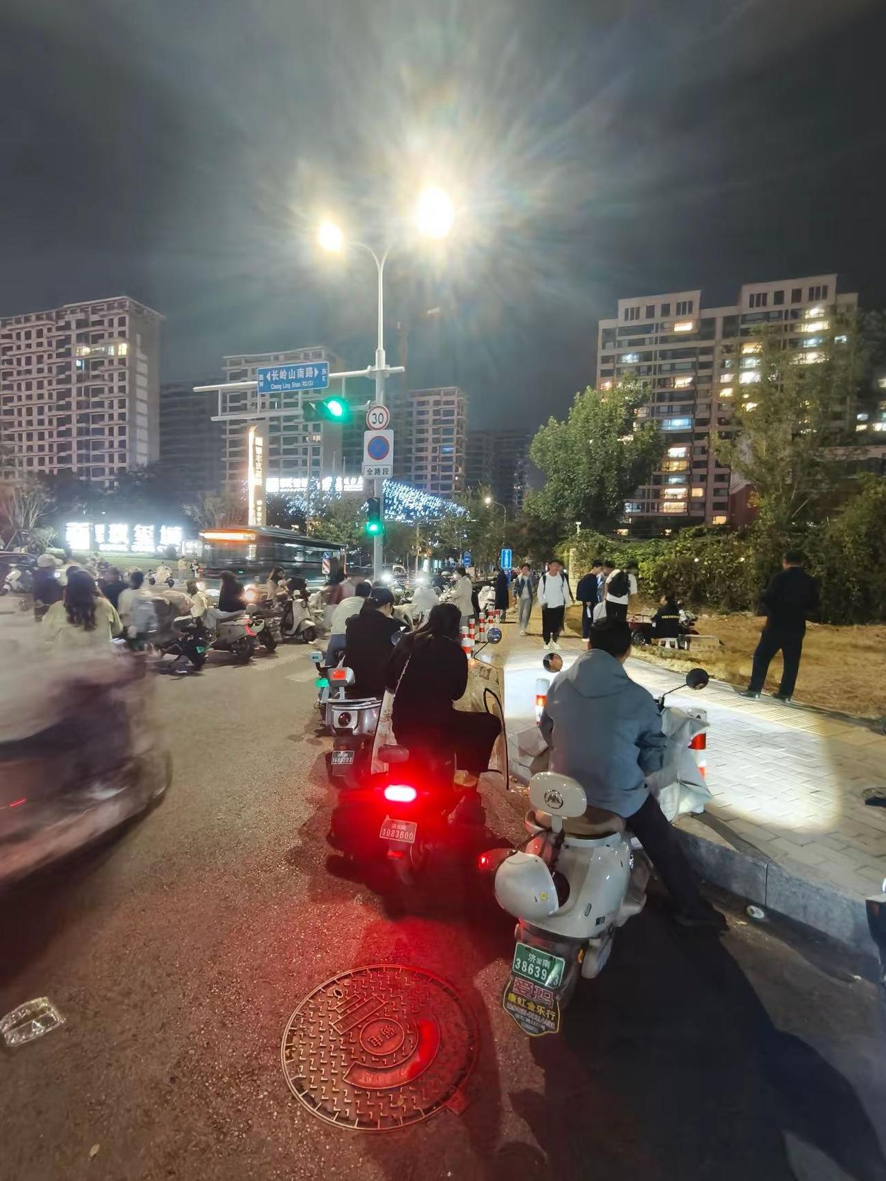 济南东部历下区长岭山片区燕玺中学门口，已经是晚上7点多了，还有没出来的学生！这咋