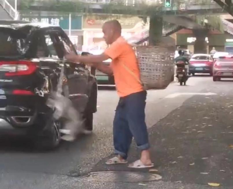 网上流传四川一条影片，一名中年男子疑为碰瓷揾食，竟将绑著狗绳的毛孩掷向正在行驶的