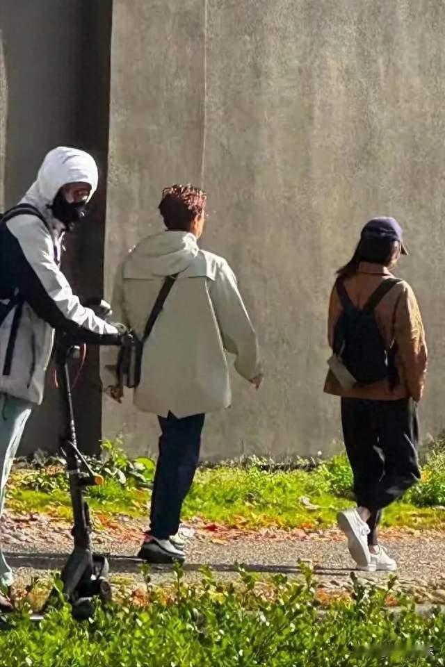 谭咏麟温哥华街头被偶遇，红发白风衣，73岁这状态真没想到