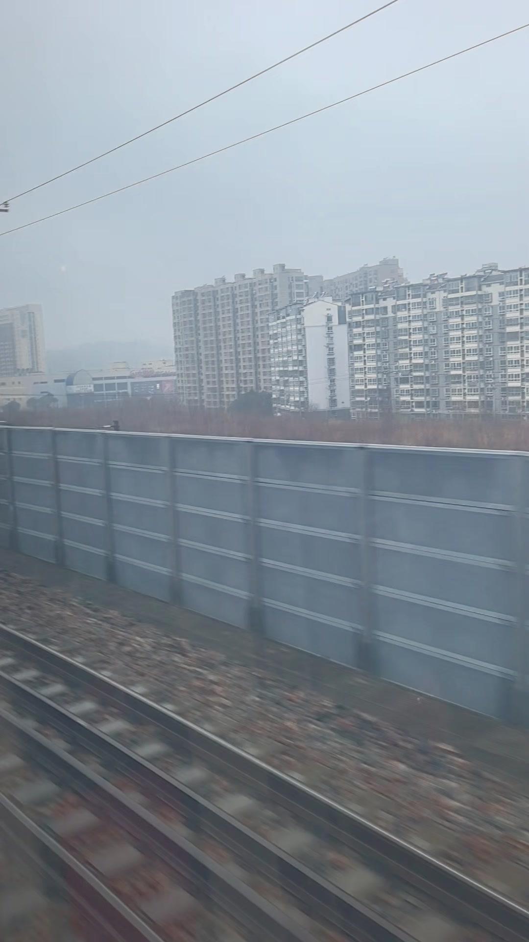 坐在复兴号上从徐州东站回徐州站，窗外风景真的治愈又新奇。

🚄跨过东三环高架时