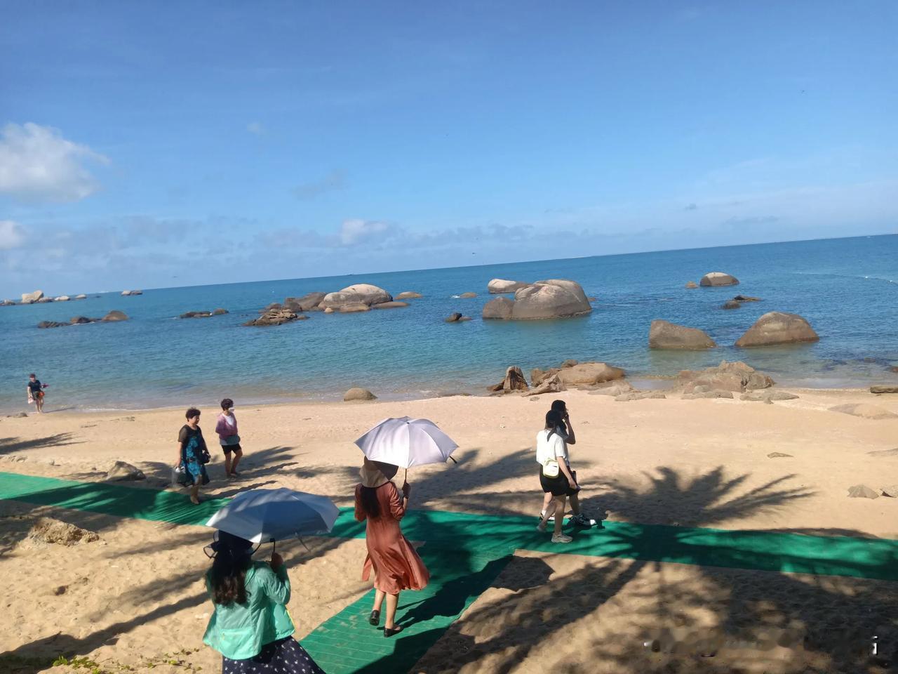 三亚的碧海蓝天，为啥让我想到国际上那些“波澜”？
 
家人们，前阵子去三亚玩，踩