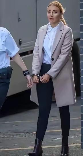 英国女狱警监区私会囚犯被偷拍，频发丑闻暴露监管漏洞

英国伦敦爆出一起骇人监狱丑