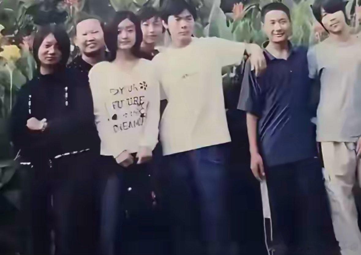 赵丽颖当年在河北廊坊技校的一张图片，看起来还是很青涩的 