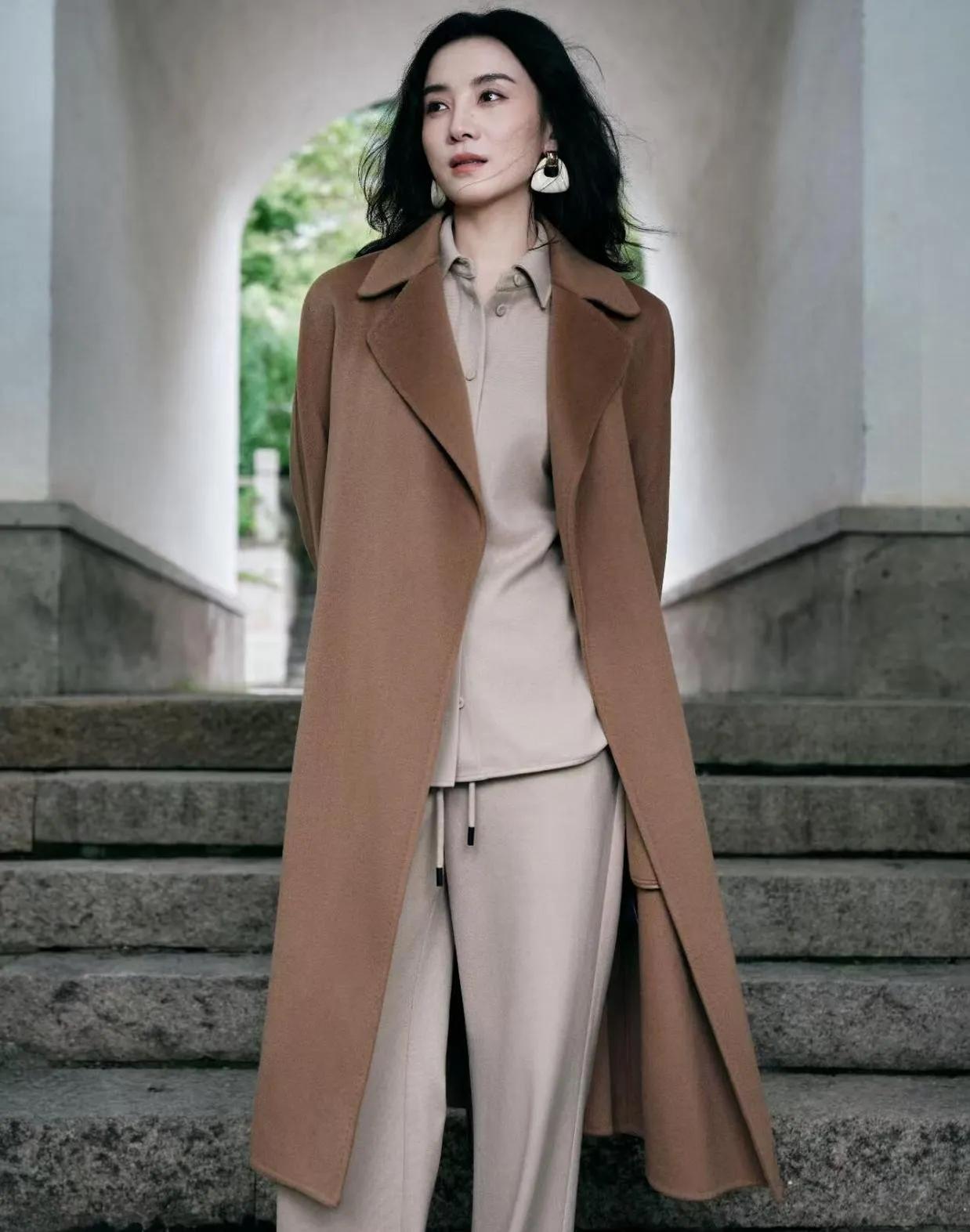 44岁宋佳这穿搭，气质真的杀疯了！
 
驼色大衣配同色系浅杏套装，低饱和色系高级