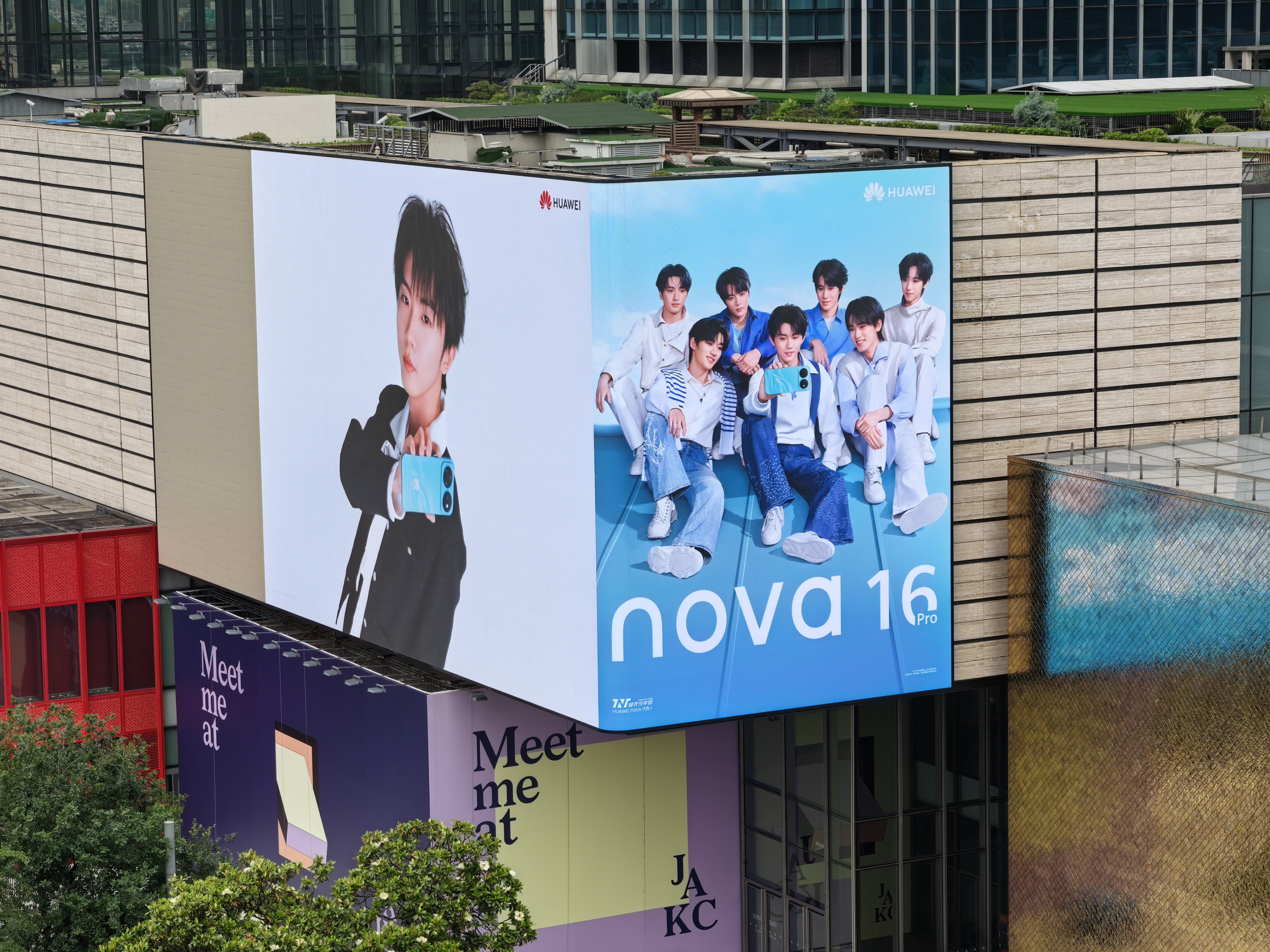 华为 把时代少年团 和华为nova16 投在上海最金贵的商圈大屏上了！七个人占满