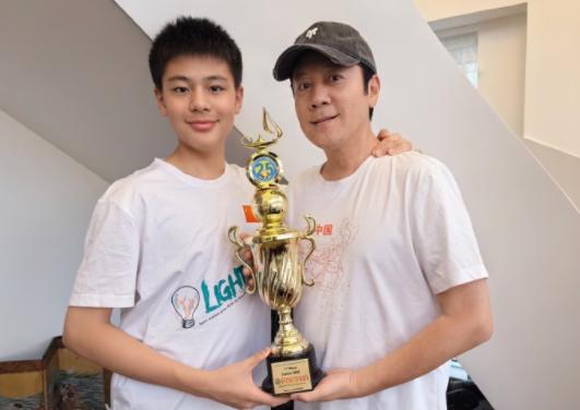 蔡国庆官宣喜讯：为国争光，大儿子在国际大赛上获“世界赛冠军”，真是好福气啊！近日