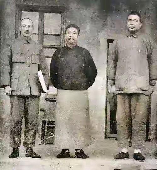 这是何方“牛人”，敢抢走蒋介石的C位？

不但站在C位，还到背着手。有点像阎锡山