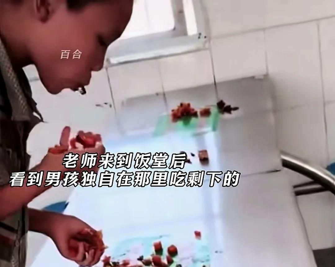 《儿食剩骨，正餐奉母》
豫州有一童子，姓李名士博，年十岁，年幼父早逝，家境贫寒，