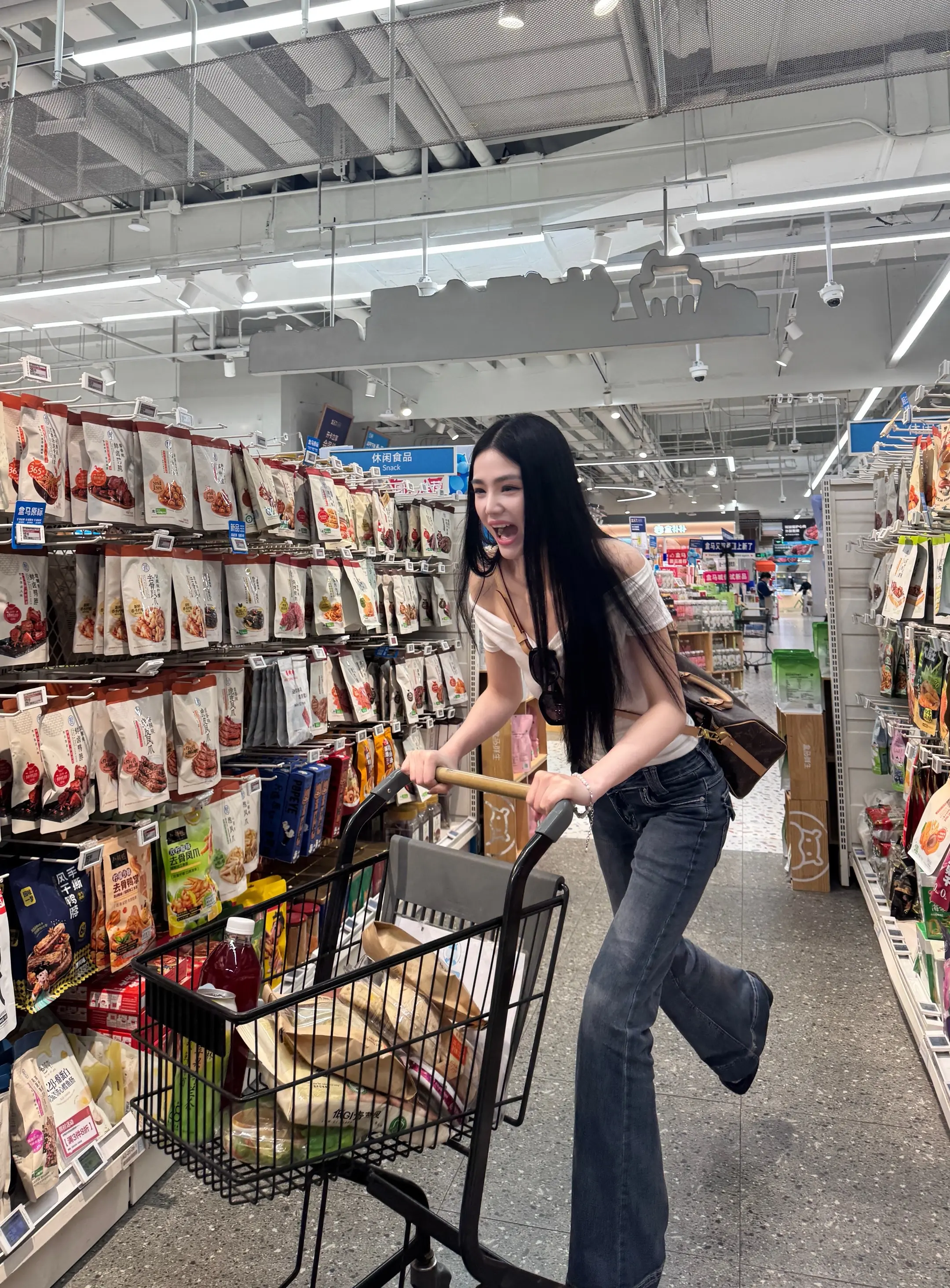 👖：🍑品格原创  顶美的也就养养眼 真过日子还得是我们这种真诚的屌丝
