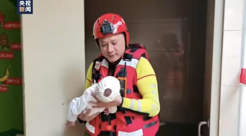 上了央视新闻！

广西贵港内涝，一名产妇和婴儿被困，消防人员赶到医院，一个动作感