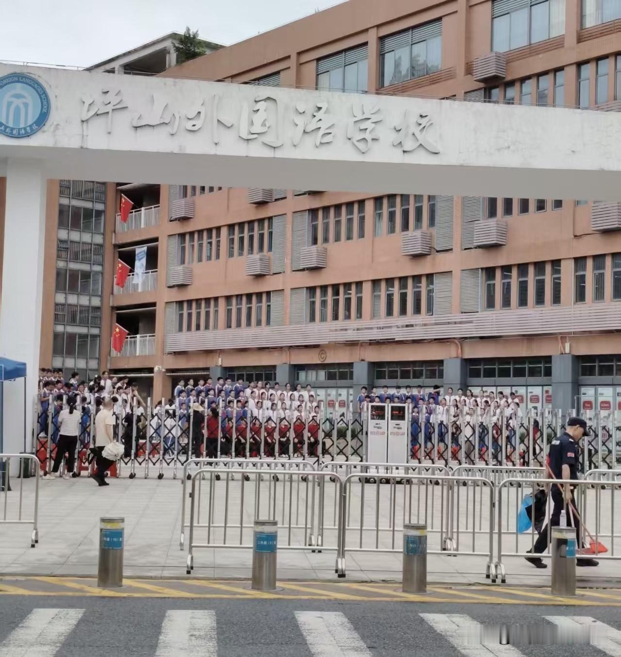 以后不用中考，直升高中？
今天接娃的时候，几个家长就在说，以后的娃有可能不用中考