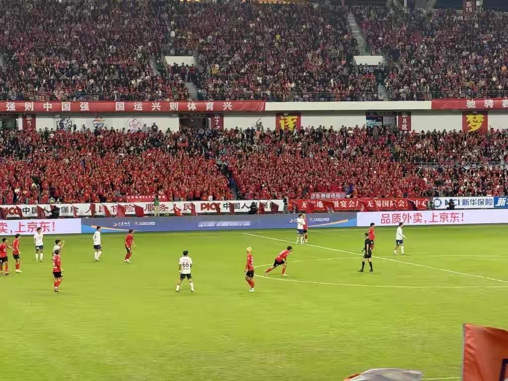 看这三张图！
江苏算是把足球给玩明白了。
“苏超”总决赛对阵诞生，南通队将与泰州