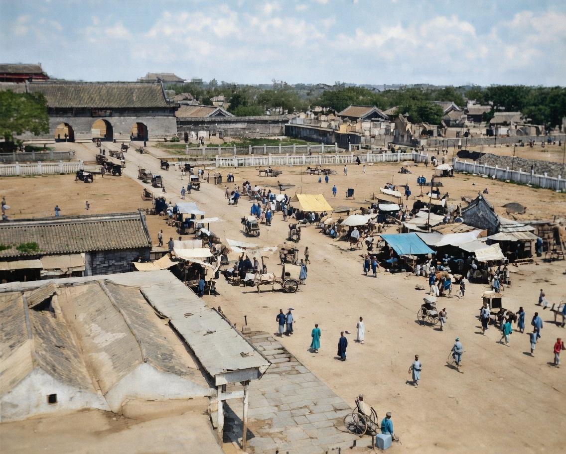 这张老照片是1900年庚子国变期间，八国联军占领北京后，在大清门（国门）前形成的