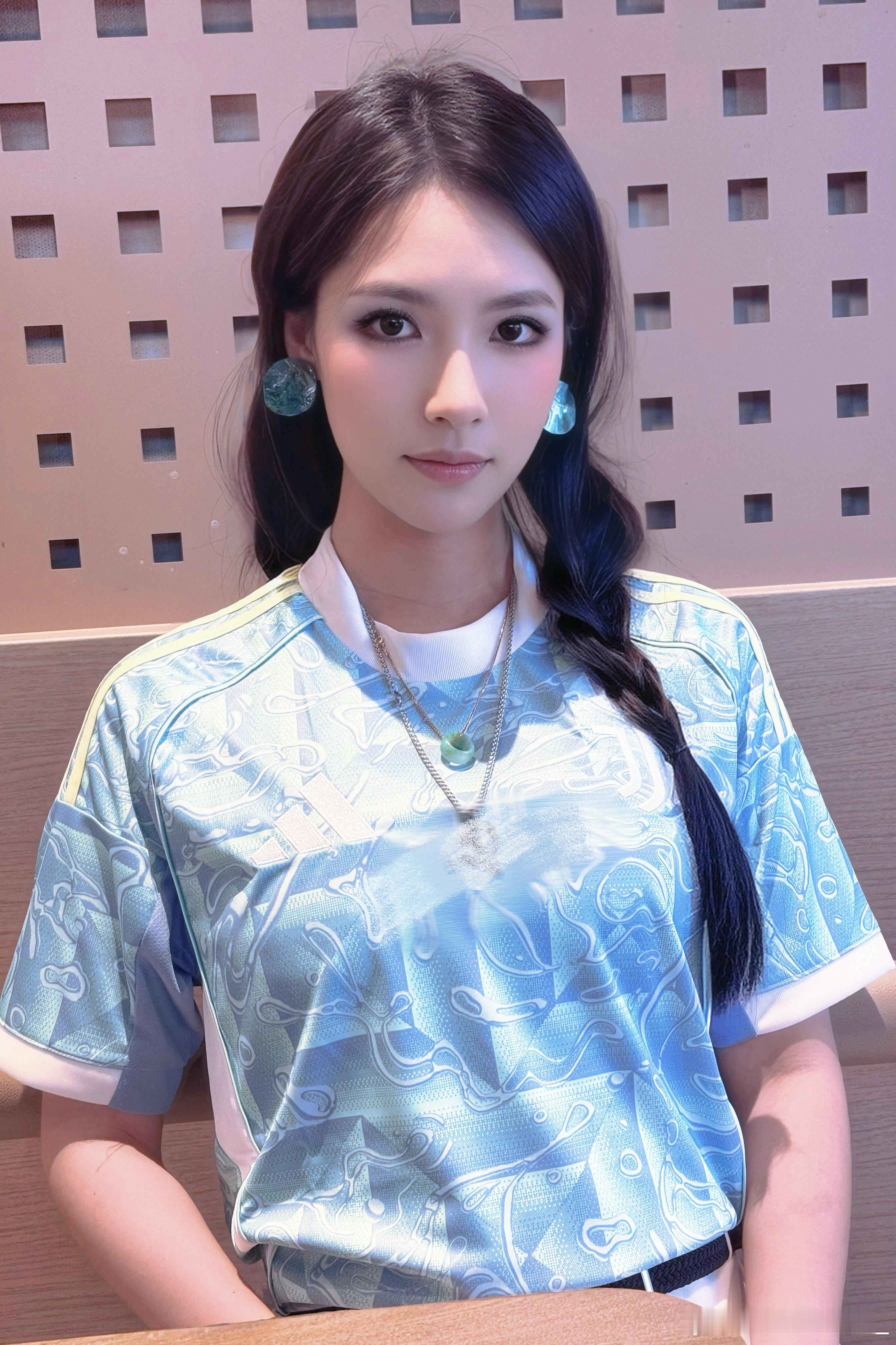 尤文图斯客场球衣，海蓝色的波纹和本海的女儿无比适配过两天去海边拍肯定更出片，谢谢