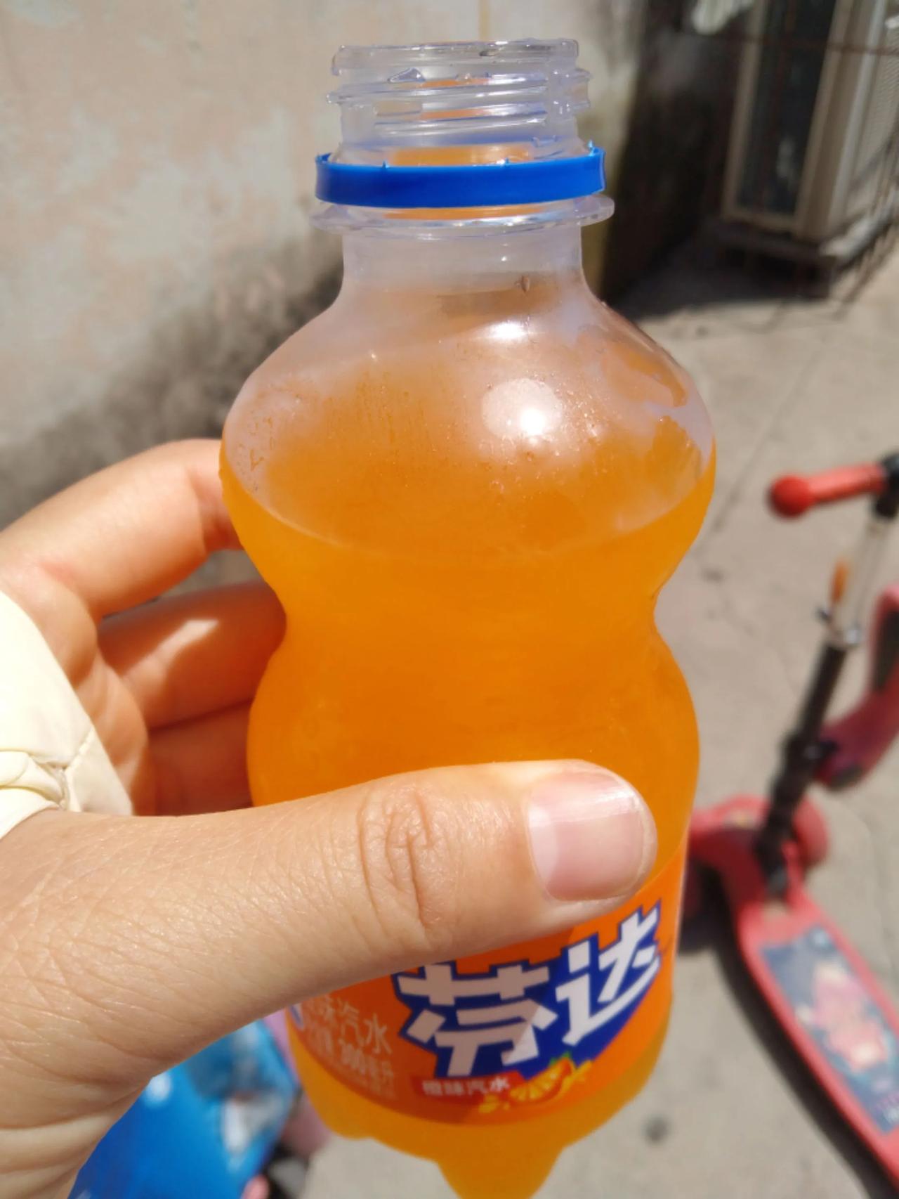 遛弯
跟我的看娃搭子去遛弯，放下豪言，要请我俩去大超市买东西。

小包包里背着十
