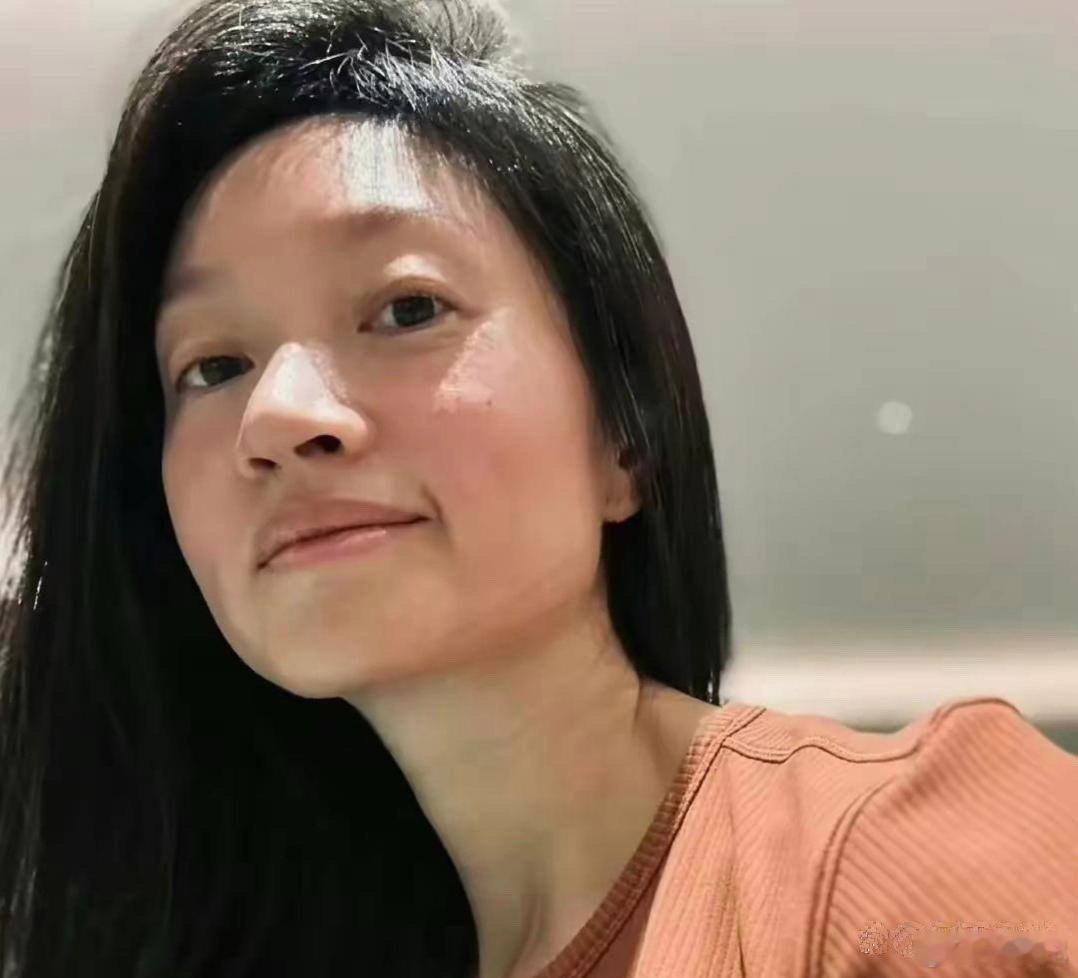 朱亚文的妻子素颜也很美，化个妆更清秀。祝福你们幸福长久 
