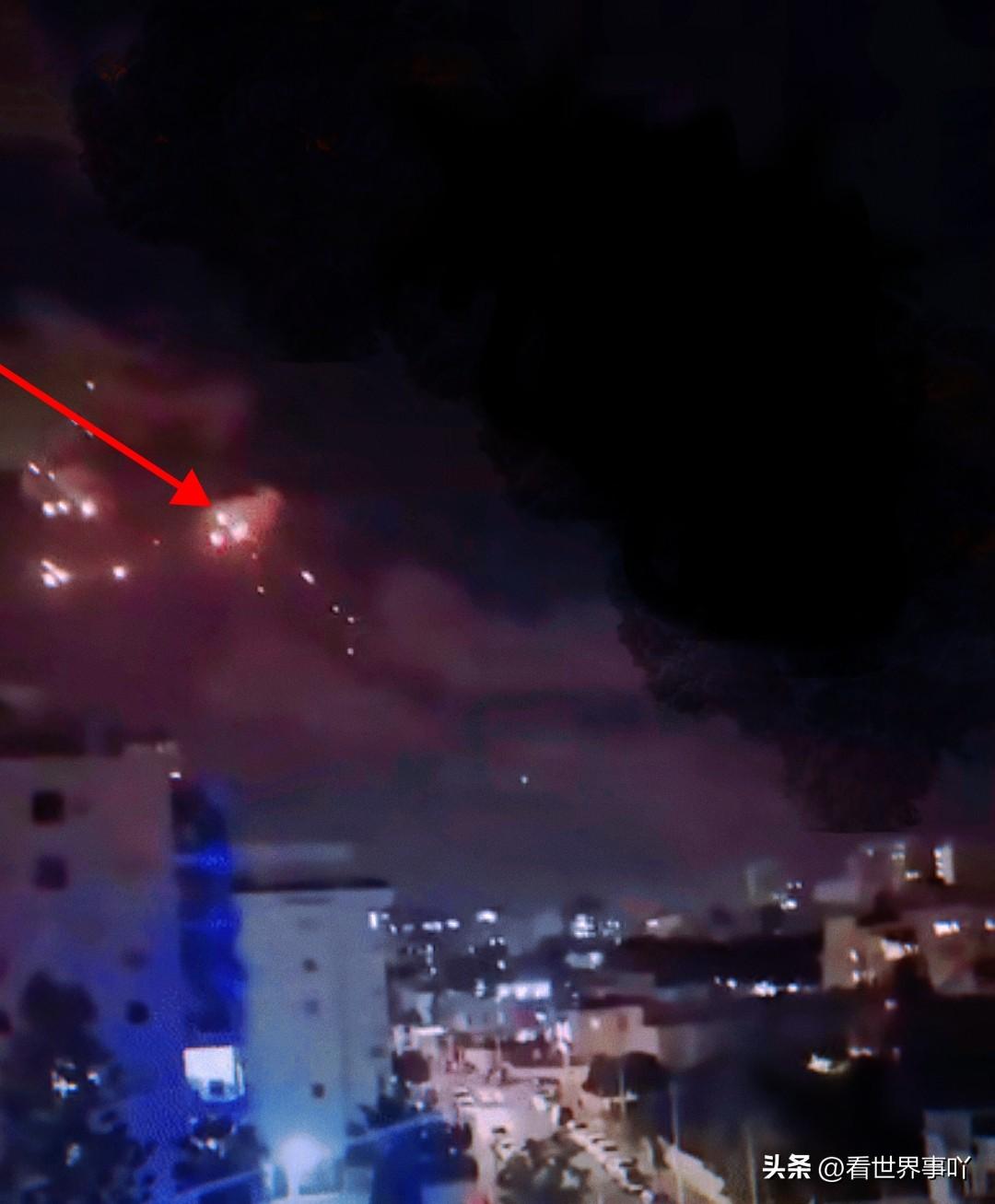 波斯“快递”昨晚又准时送达特拉维夫，左边集束弹炸开漫天弹雨，右边另一枚导弹炸出巨