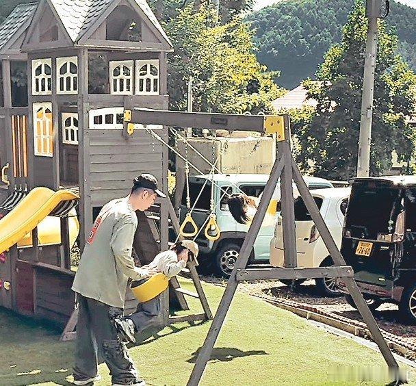 現年41歲的周柏豪近年在內地密密撈，雖然要養3頭住家，每月開支達6位數字，還加埋