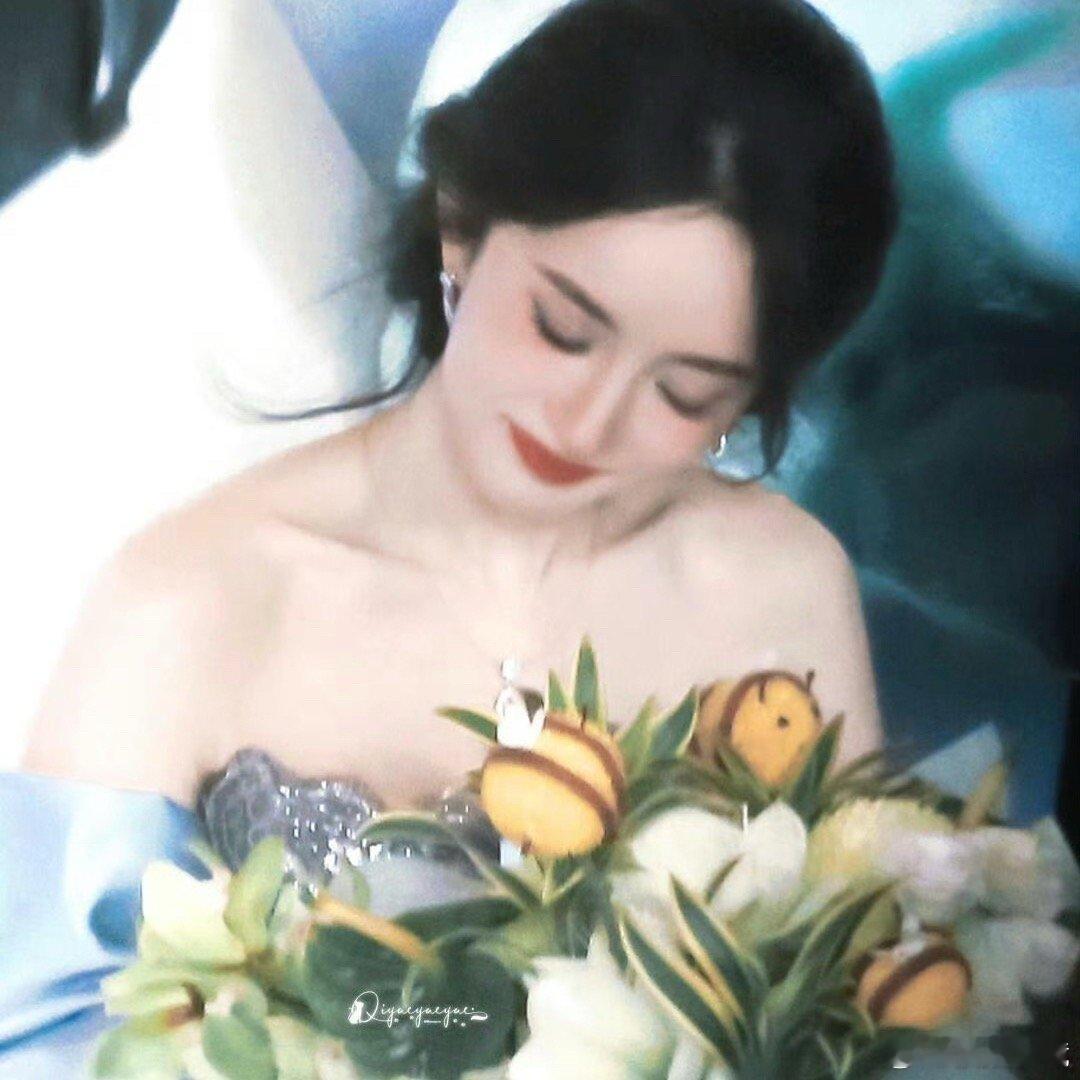 杨幂吹歪生日立牌杨幂一口气吹歪生日立牌好鲜活的杨幂🎂！吹蜡烛用力过猛，一口气直
