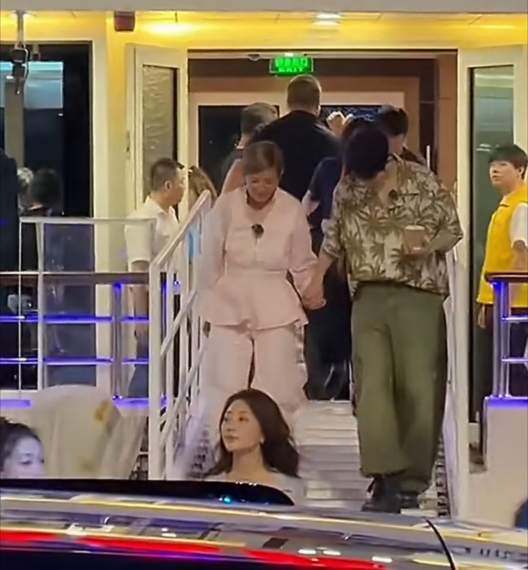 邓为邓为吴君如牵手过安检邓为牵吴君如手 邓为吴君如牵手过安检～不愧是大哥太贴心了