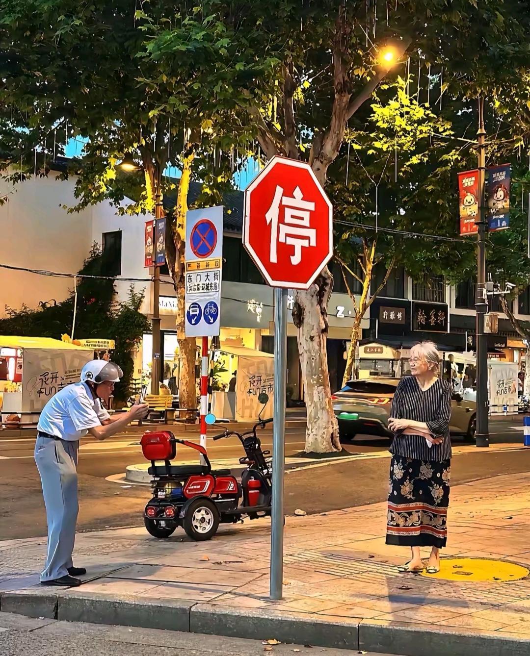 懂对方的人才是良配！无论原配，还是半路夫妻！


黄昏的街道旁，一辆三轮车停在路