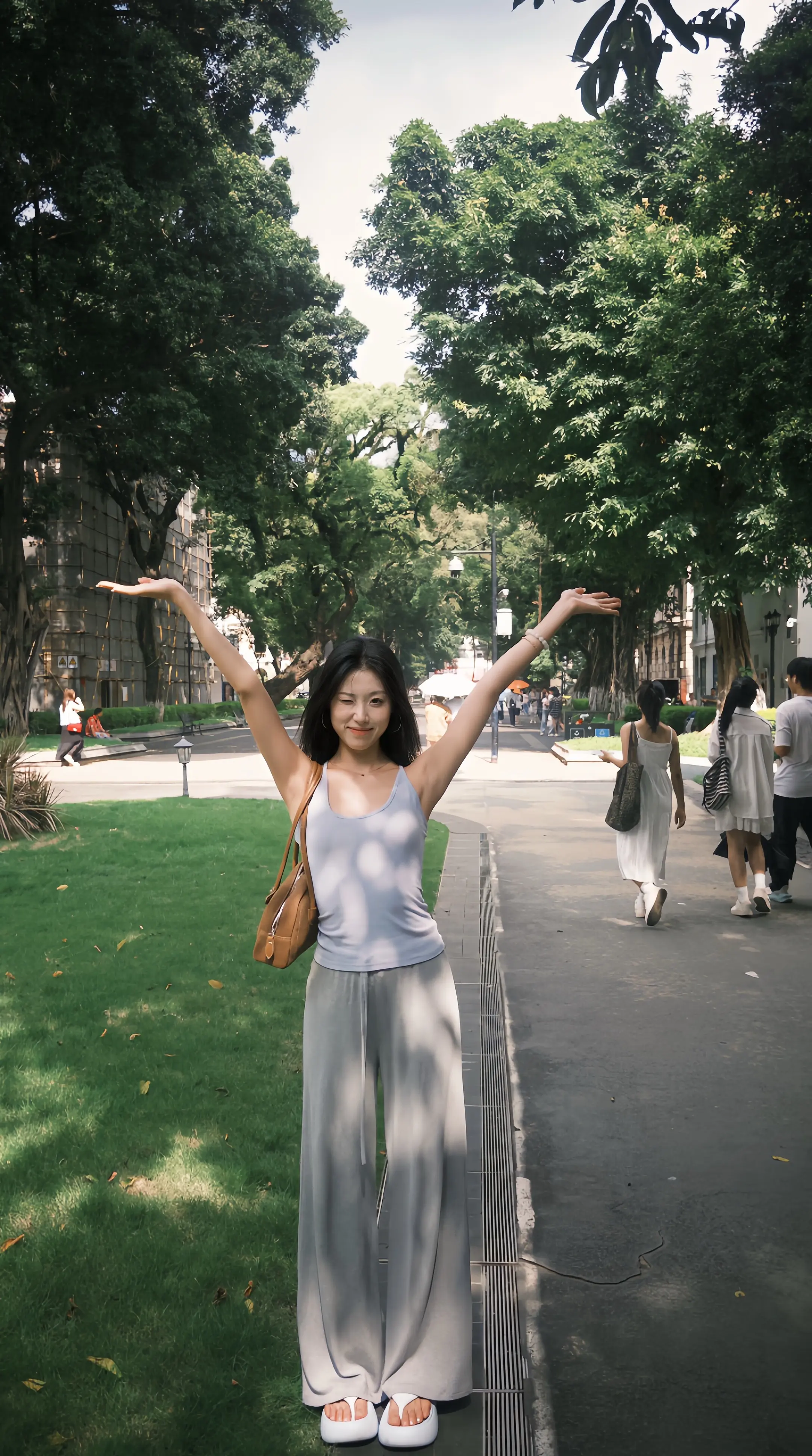 女孩，如果你能看到这段话，说明你已经迈向了人生的新篇章，你明媚，幸福...