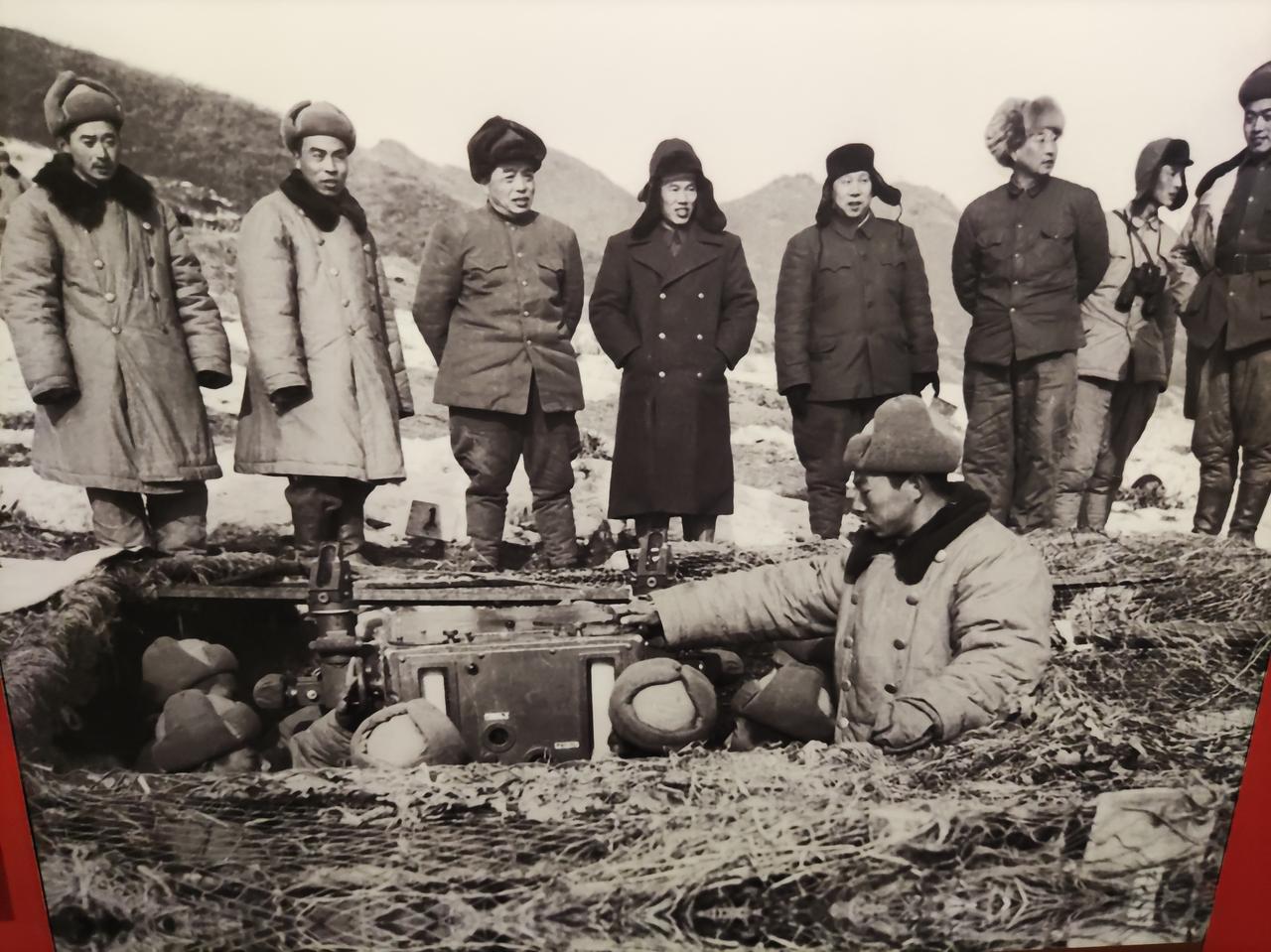 彭德怀，邓华，甘泗淇和陈赓在朝鲜检查工事。朝鲜战场珍贵老照片，艰苦岁月的记忆。