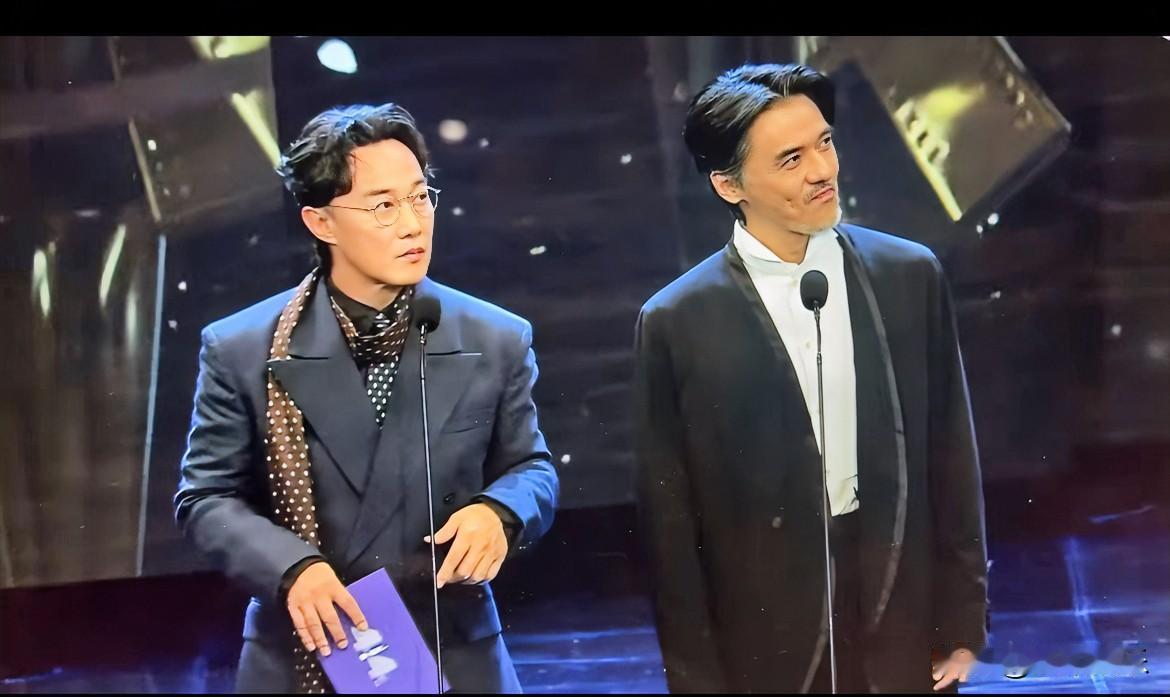 西装+眼镜+卷毛顺 太迷人
连陈奕迅都请来了！
第一次觉得顺子帅过老冯了啊喂哈哈