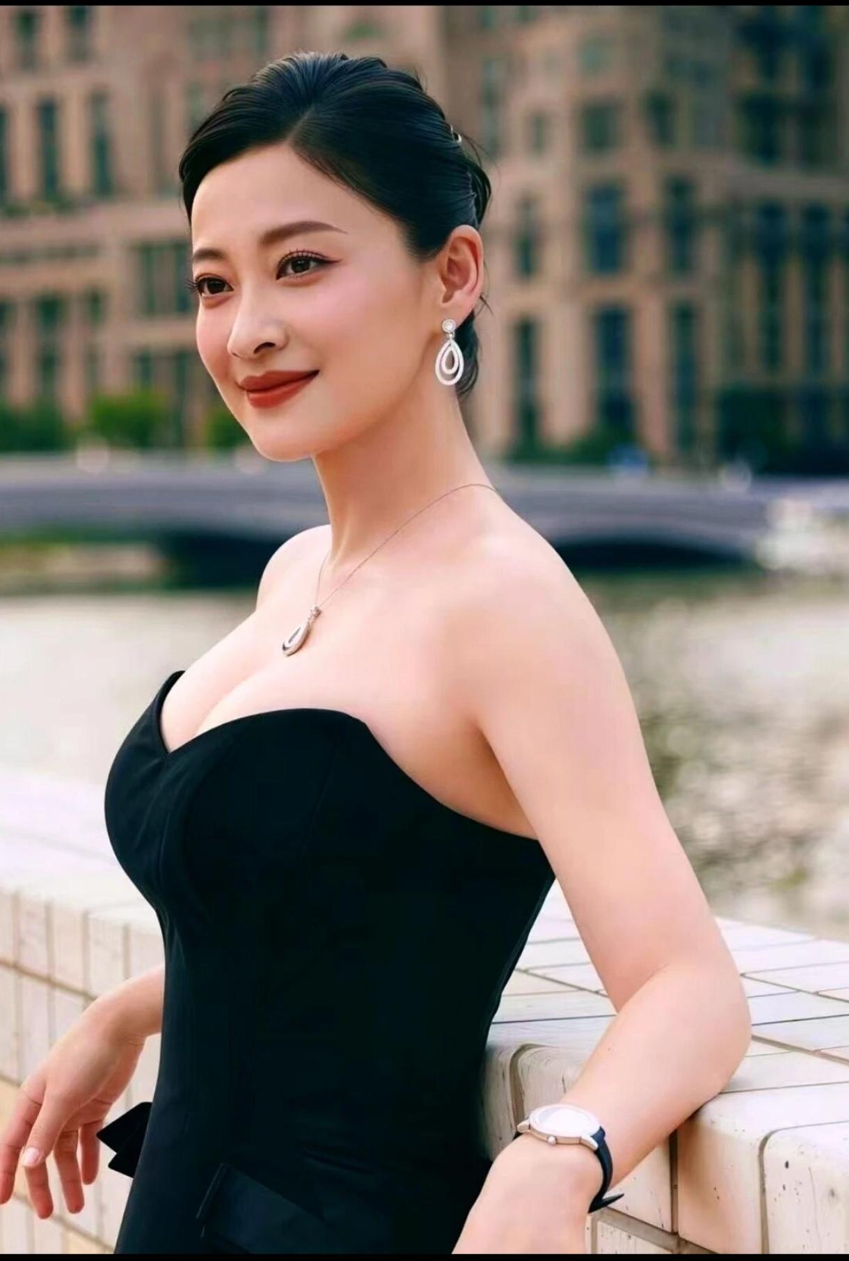 岁月赋予梅婷从容、成熟，魅力无人能比。最深刻的是她演的《父母爱情》。每个年龄段都