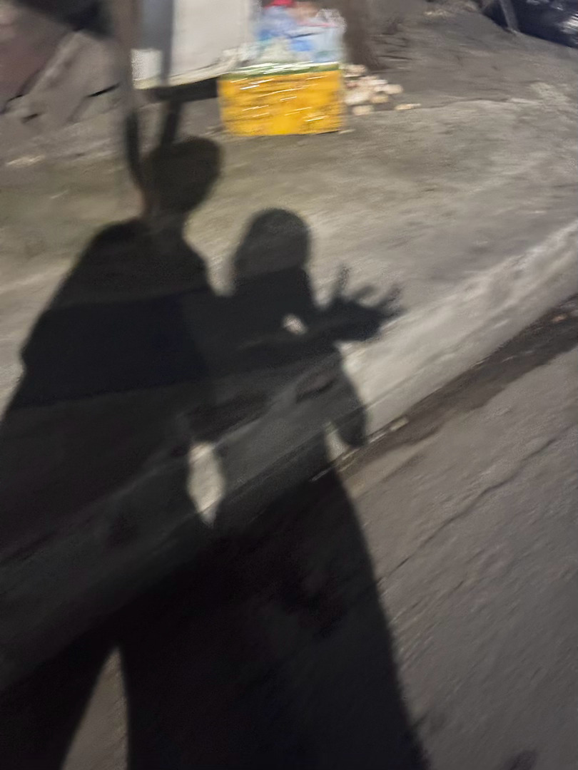 小时候的时候推婴儿车的时候 被问是不是妈妈送幼儿园 解释好久是小姨不是姐姐我带出