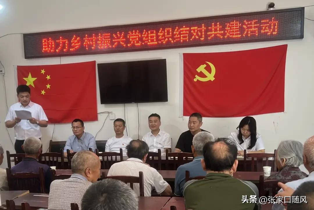 村书记要求坐班吗？当然需要的。可是村书记要坐班，你几乎见不到村书记在村里，是什么