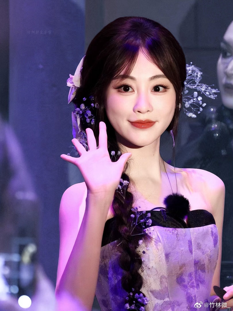 祝绪丹上大号了祝绪丹时隔7年重回峨眉派祝绪丹这套新造型真的很有范儿，黑裙配金绣超