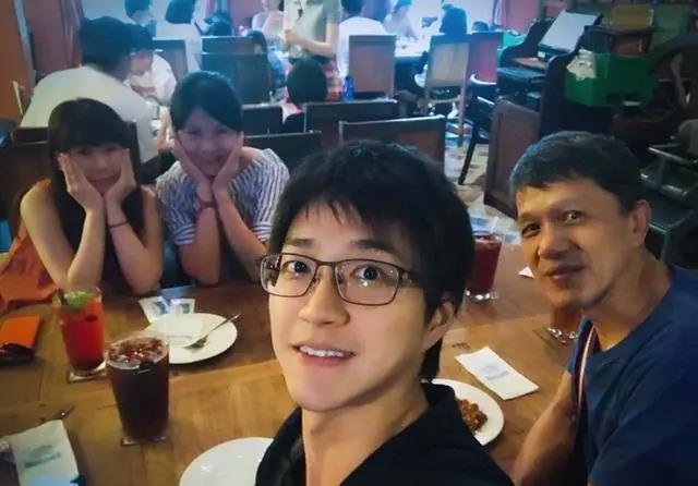 福原爱和公婆一张合影，江宏杰长得很像他父亲，福原爱和婆婆一起扮可爱。不过如今这一