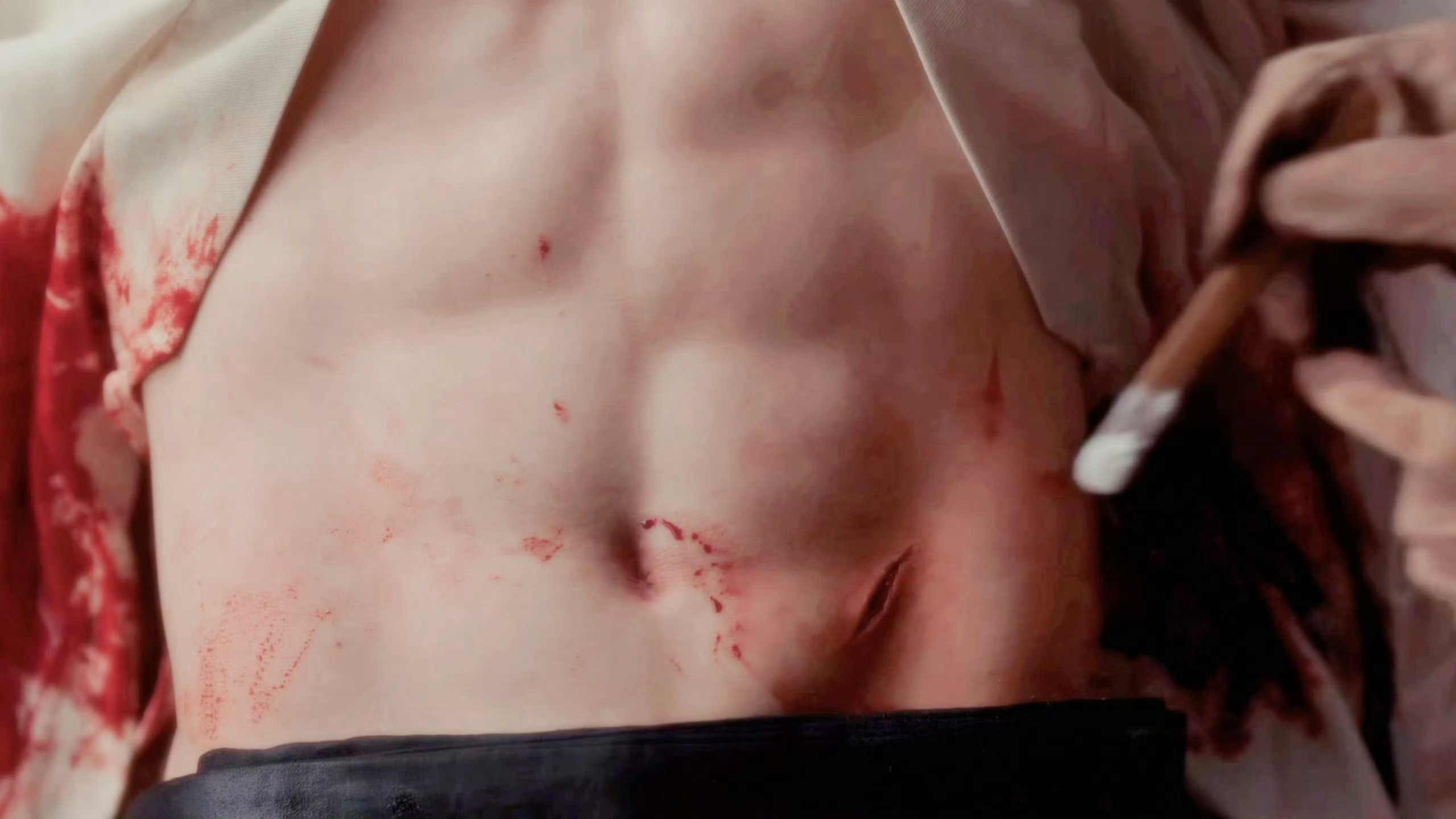 复习一下～藏海大人的腹肌 肖战黑色亮面皮革肖战试衣服时的表情