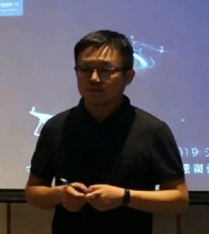 大疆销售前副总裁袁栋，要过年了，突然传出被刑拘消息，看着40多岁，戴着眼镜，挺斯