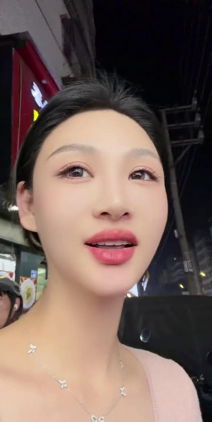 这家人还不少，应该也能好吃点。他家有我喜欢吃的市场果条，我问了一下可以拍。这个是