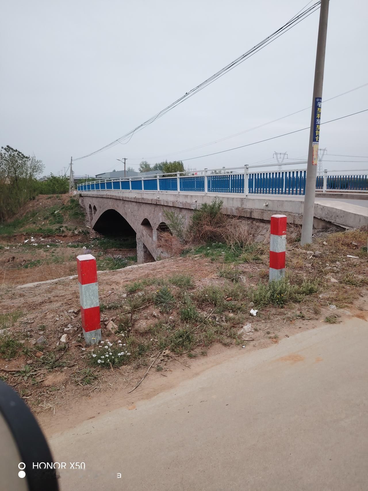 一望无际的乡村田野，开满了五颜六色的小花，把整个大地装点的五彩缤纷，好看极了！