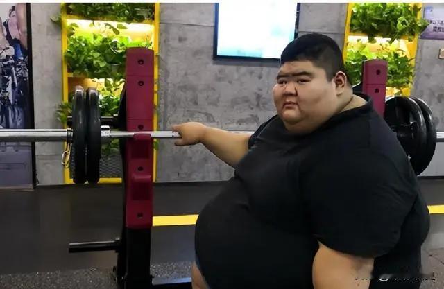 为爱暴瘦480斤，成名后和妻子离婚，中国首胖王浩楠如今怎样？

不管是男生还是女