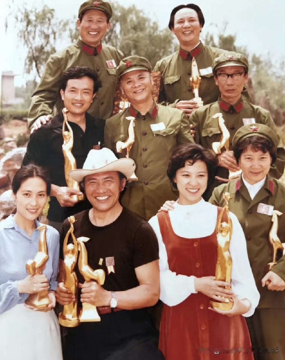 看着这张群星获奖合影，你还记得那个国产电影百花齐放的年代吗？